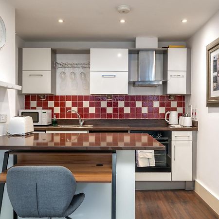 Riverside 1 Bed Basement Flat Near Hampton Court Palace East Molesey Exterior photo