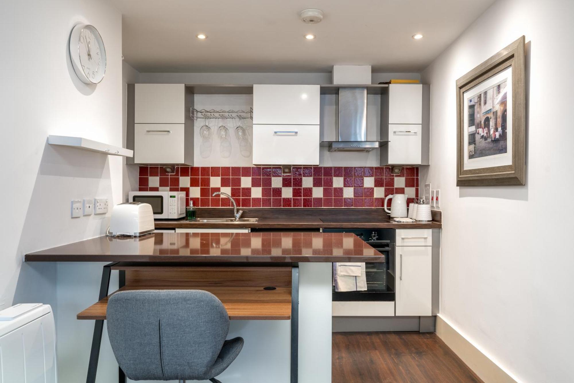 Riverside 1 Bed Basement Flat Near Hampton Court Palace East Molesey Exterior photo