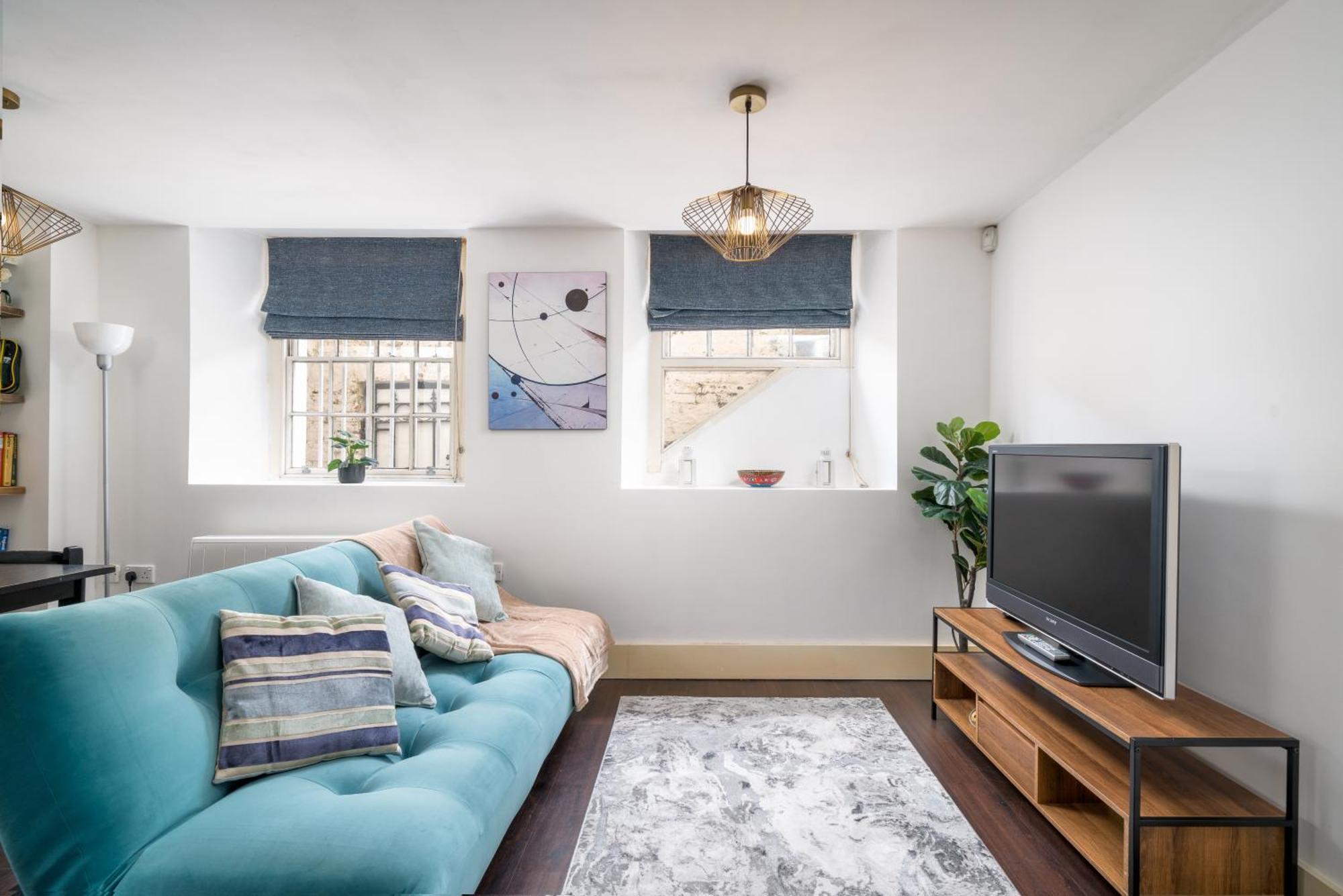 Riverside 1 Bed Basement Flat Near Hampton Court Palace East Molesey Exterior photo