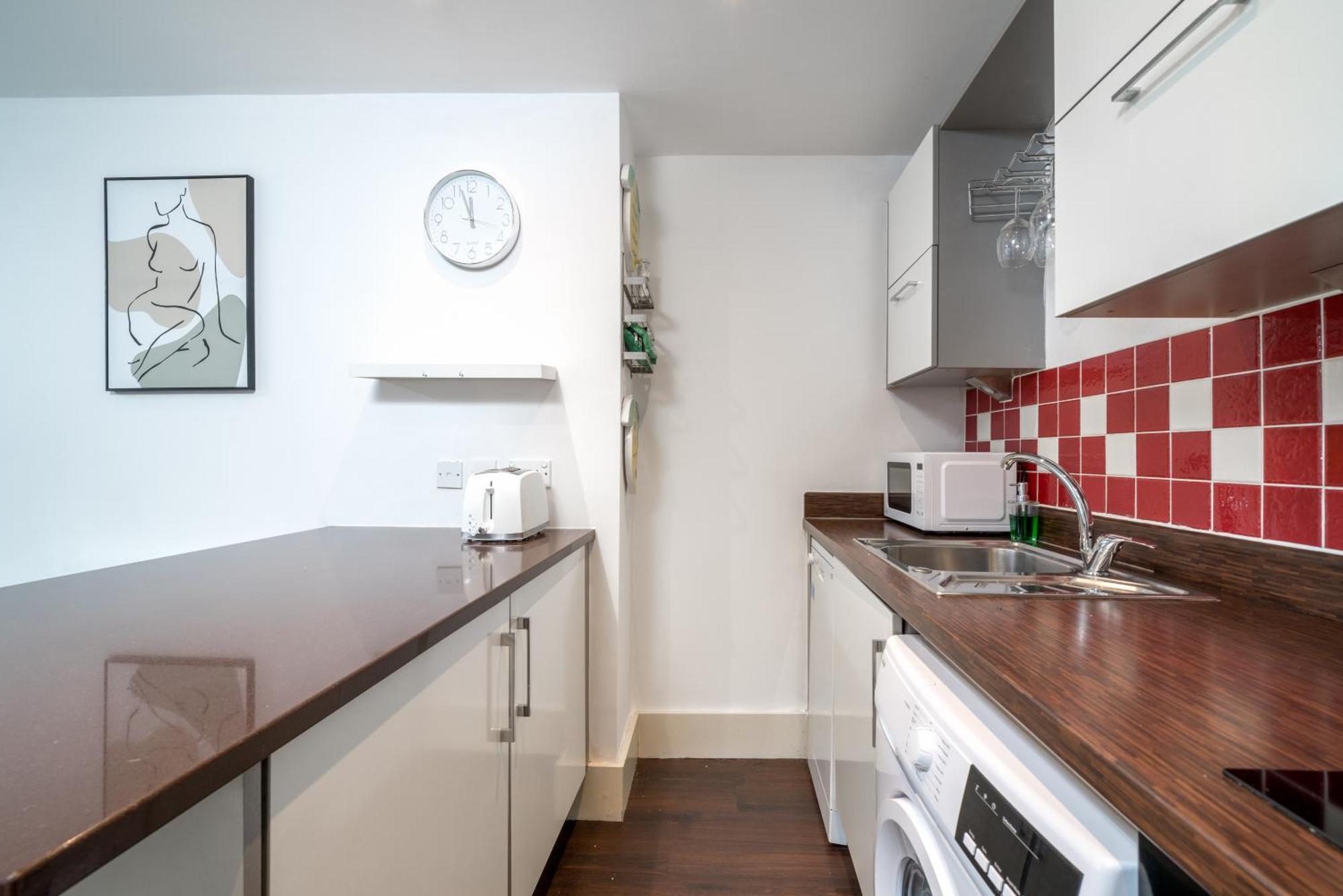 Riverside 1 Bed Basement Flat Near Hampton Court Palace East Molesey Exterior photo