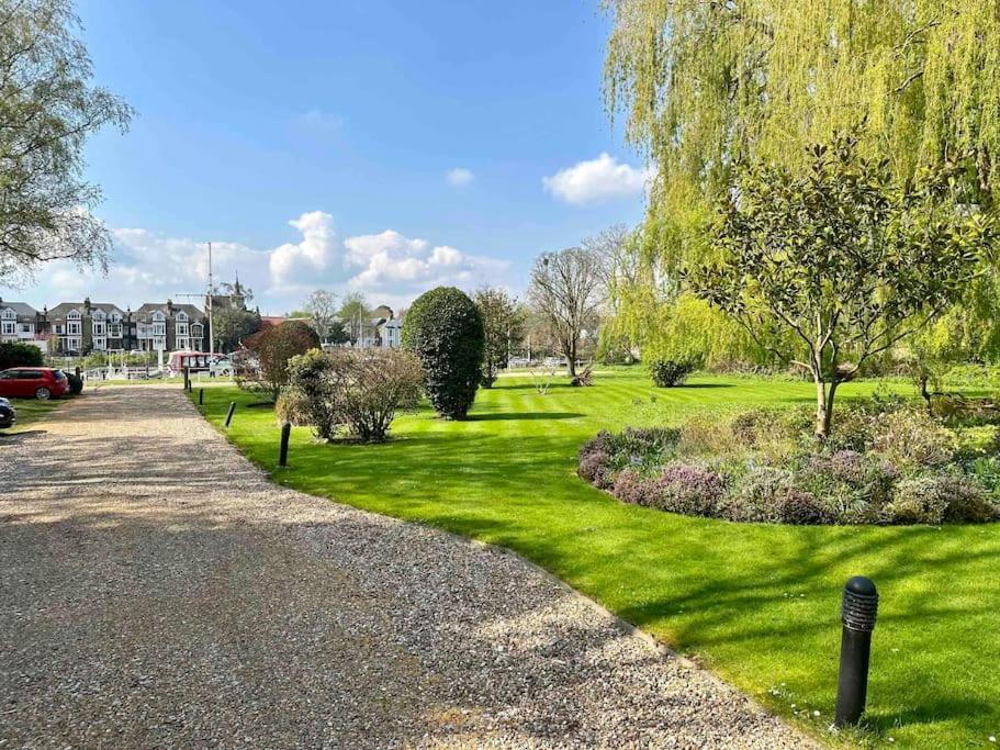 Riverside 1 Bed Basement Flat Near Hampton Court Palace East Molesey Exterior photo