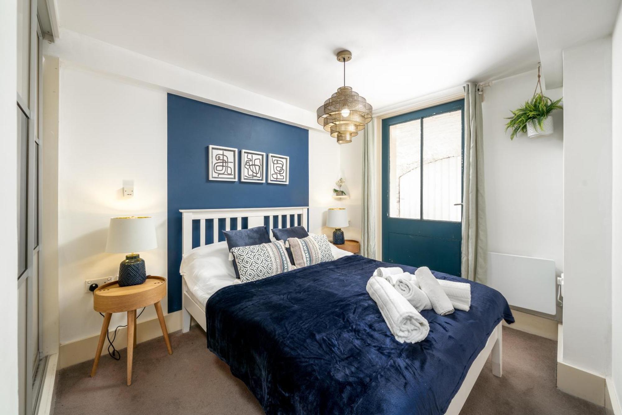 Riverside 1 Bed Basement Flat Near Hampton Court Palace East Molesey Exterior photo