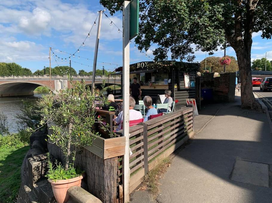 Riverside 1 Bed Basement Flat Near Hampton Court Palace East Molesey Exterior photo