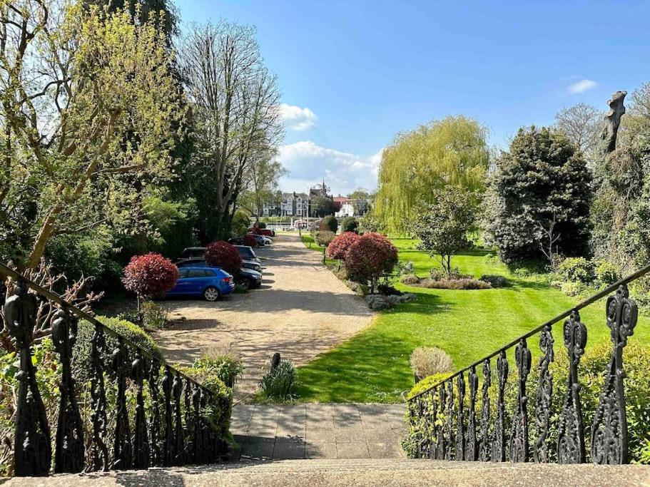 Riverside 1 Bed Basement Flat Near Hampton Court Palace East Molesey Exterior photo