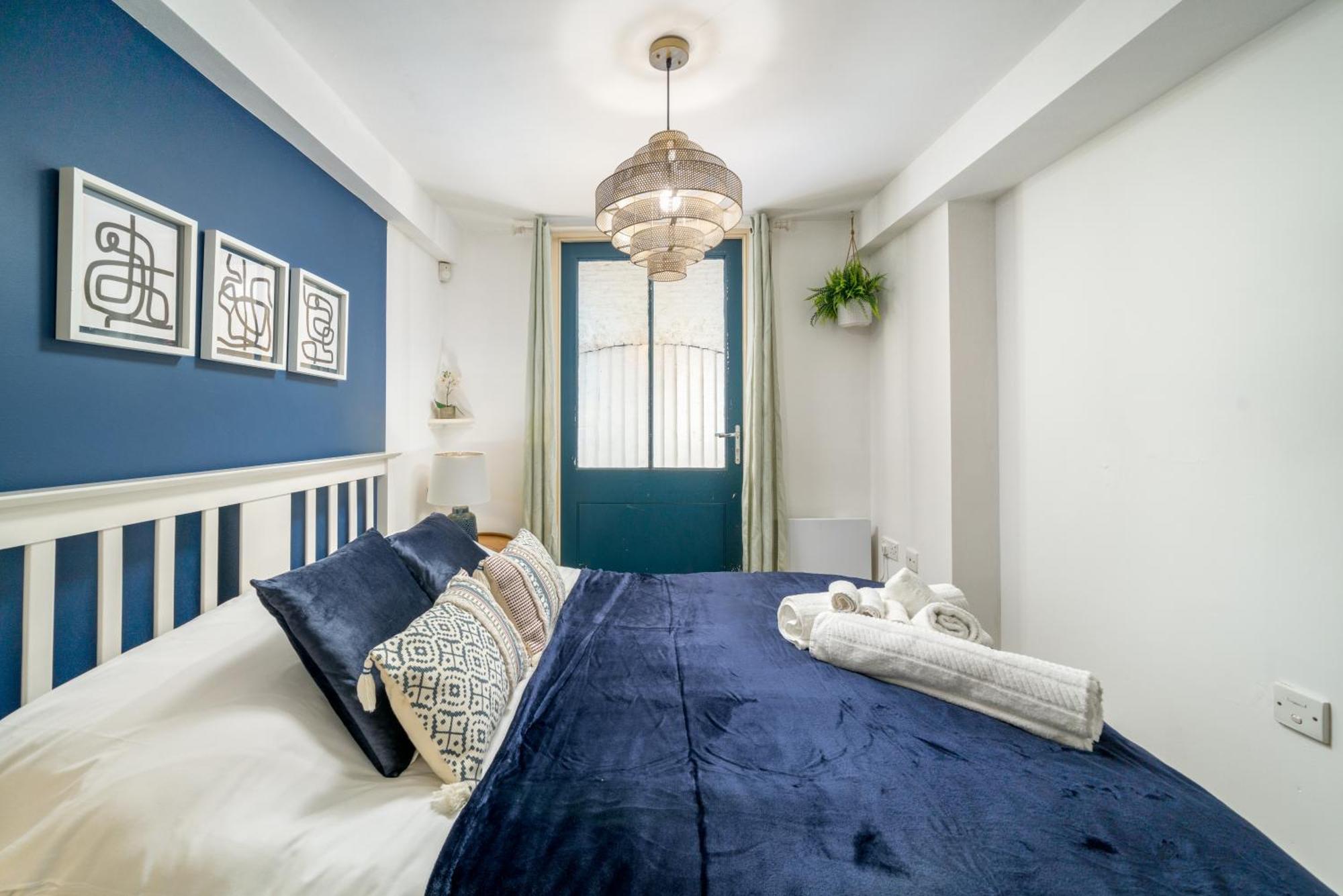 Riverside 1 Bed Basement Flat Near Hampton Court Palace East Molesey Exterior photo