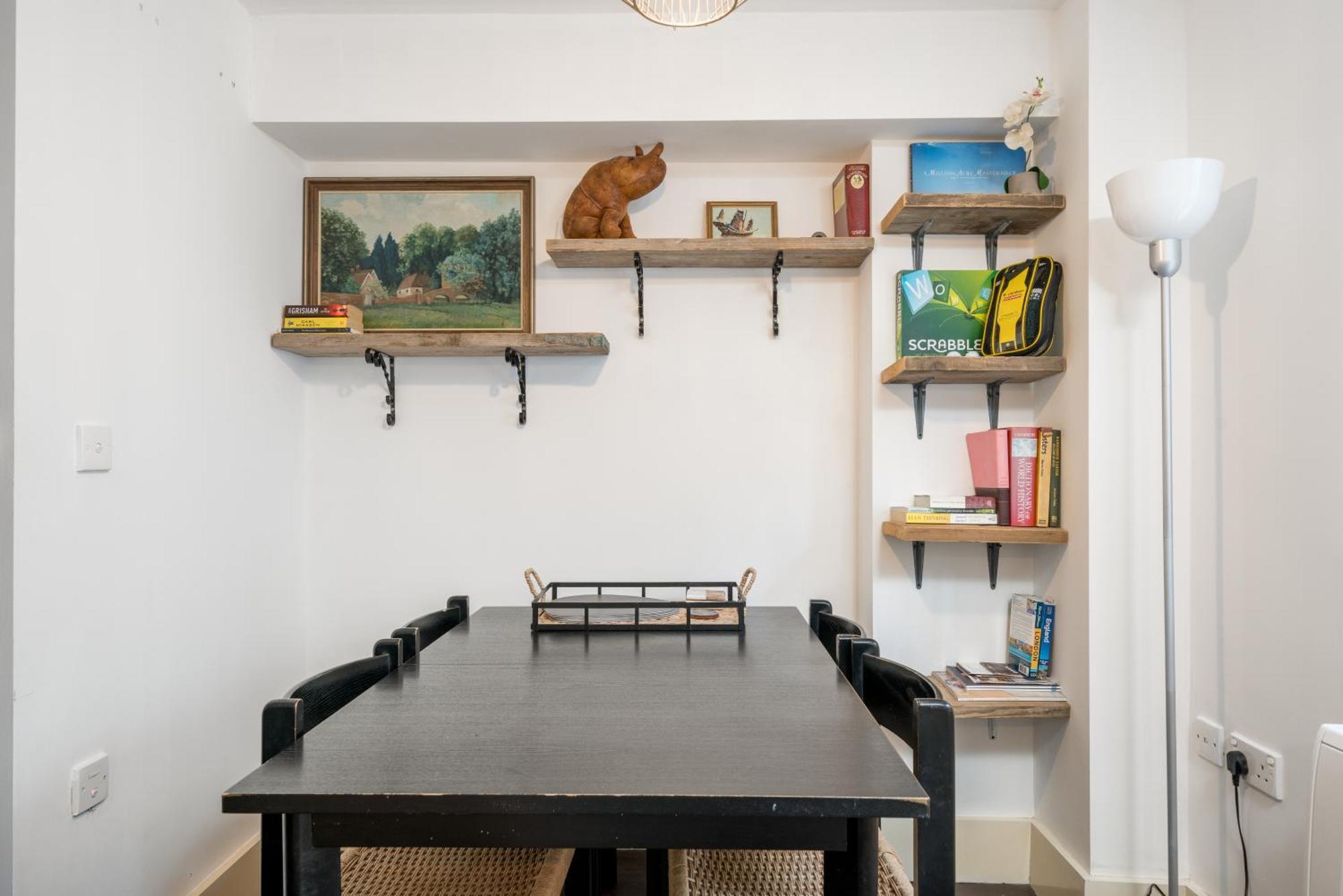 Riverside 1 Bed Basement Flat Near Hampton Court Palace East Molesey Exterior photo