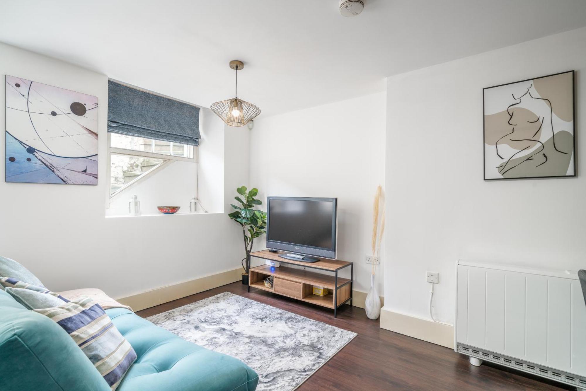 Riverside 1 Bed Basement Flat Near Hampton Court Palace East Molesey Exterior photo