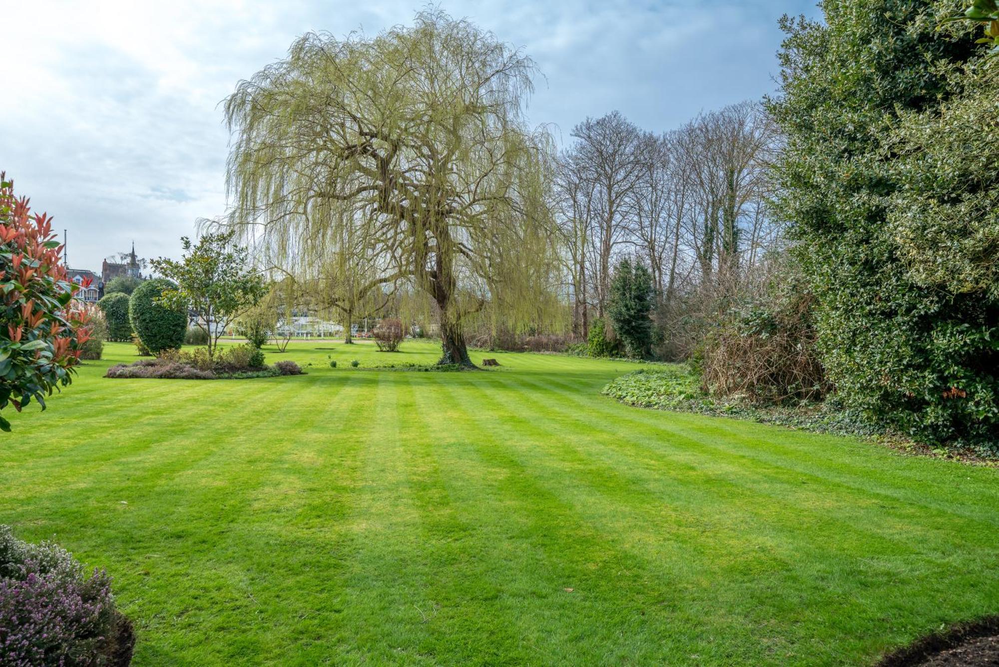 Riverside 1 Bed Basement Flat Near Hampton Court Palace East Molesey Exterior photo
