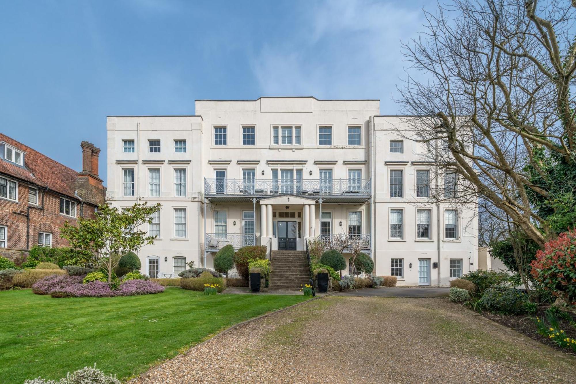 Riverside 1 Bed Basement Flat Near Hampton Court Palace East Molesey Exterior photo